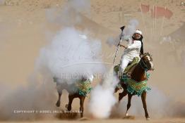 Image du Maroc Professionnelle de  Course typiquement marocaine dite ''la Fantasia'' organisé dans un site désertique sur lequel la ville de Tan Tan a toujours accueilli la majorité des tribus et des grandes familles nomades du désert lors d'un grand moussem, Samedi 24 Mars 2012. (Photo / Abdeljalil Bounhar)

